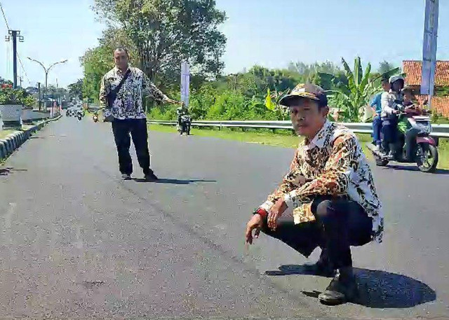 Suroto saat menunjukan lokasi ditemukannya Vina dan Eky di Jembatan Talun pada malam hari tahun 2016 silam, Kamis (6/6/2024). Foto: kumparan