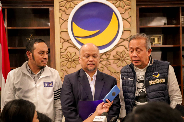 Ilham Akbar Habibie menerima surat rekomendasi dari NasDem untuk jadi Cagub atau Cawagub pada Pilkada Jabar 2024 di Ruang Bappilu Nasdem Tower, Jakarta, Kamis (6/6/2024). Foto: Jamal Ramadhan/kumparan