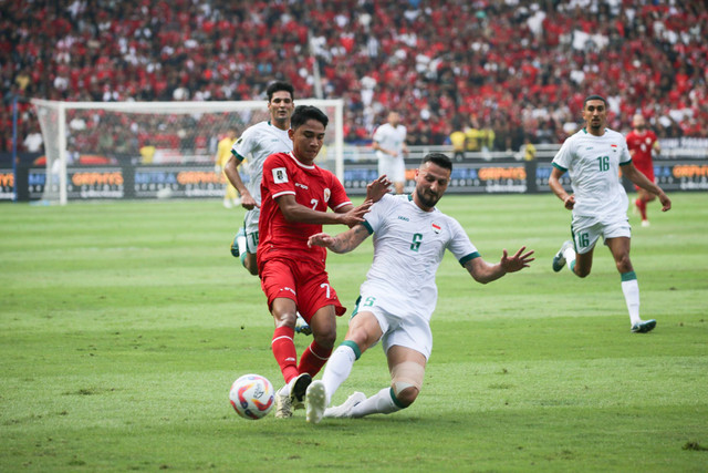 Pemain Timnas Indonesia Marselino Ferdinan berebut bola dengan pemain Timnas Irak Rebin Ghareeb Adhamat pada pertandingan Ronde Kedua Kualifikasi Piala Dunia 2026 di Stadion Utama Gelora Bung Karno, Jakarta, Kamis (6/6/2024). Foto: Aditia Noviansyah/kumparan