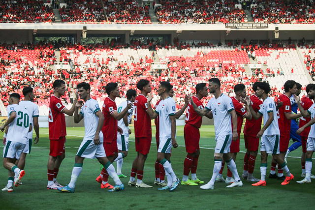 Pemain Timnas Indonesia bersalaman dengan pemain Timnas Irak  sebelum bermain pada pertandingan Ronde Kedua Kualifikasi Piala Dunia 2026 di Stadion Utama Gelora Bung Karno, Jakarta, Kamis (6/6/2024). Foto: Aditia Noviansyah/kumparan