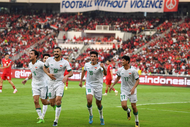 Pemain Timnas Irak melakukan selebrasi usai mencetak gol saat melawan Timnas Tim Nasional Indonesia dalam laga lanjutan Grup F Kualifikasi Piala Dunia 2026 zona Asia, di Stadion Utama Gelora Bung Karno (SUGBK), Senayan, Jakarta, Kamis (6/6/2024). Foto: Galih Pradipta/ANTARA FOTO