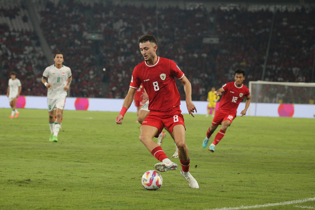 Pemain Timnas Indonesia Ivar Jenner menguasai bola saat melawan Timnas Irak pada pertandingan Ronde Kedua Kualifikasi Piala Dunia 2026 di Stadion Utama Gelora Bung Karno, Jakarta, Kamis (6/6/2024).
Foto: Aditia Noviansyah/kumparan