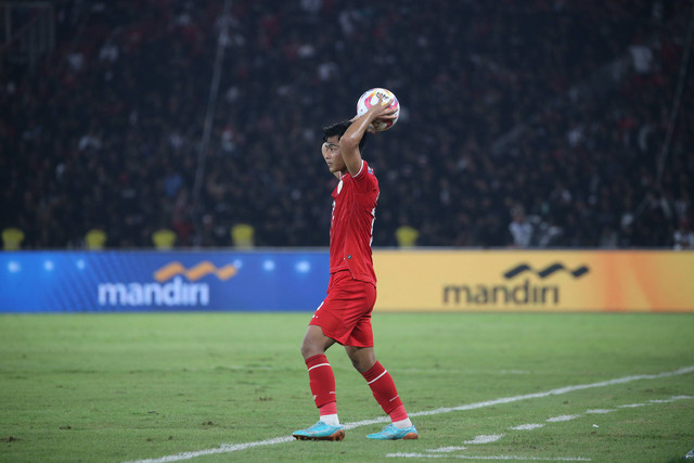Pemain Timnas Indonesia Pratama Arhan beriang melempar bola saat melawan Timnas Irak pada pertandingan Ronde Kedua Kualifikasi Piala Dunia 2026 di Stadion Utama Gelora Bung Karno, Jakarta, Kamis (6/6/2024). Foto: Aditia Noviansyah/kumparan