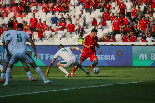 Pemain Timnas Indonesia Ragnar Oatmangoen berusaha melewati pemain Timnas Irak Suad Natiq Naji pada pertandingan Ronde Kedua Kualifikasi Piala Dunia 2026 di Stadion Utama Gelora Bung Karno, Jakarta, Kamis (6/6/2024). Foto: Aditia Noviansyah/kumparan