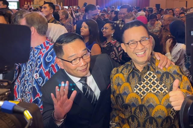Ridwan Kamil dan Anies Baswedan di Acara Perayaan Hari Jadi ke-76 Raja Charles III di Ritz Carlton Jakarta Selatan, Kamis (6/6/2024). Foto: Tiara Hasna/kumparan