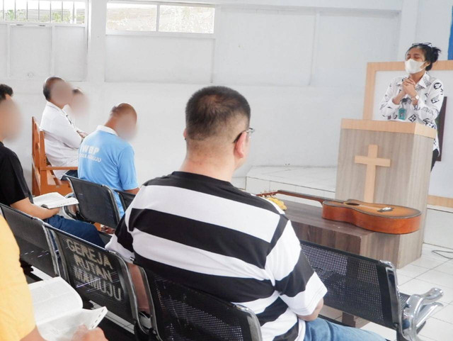 Warga Binaan beragama Nasrani melaksanakan kegiatan ibadah