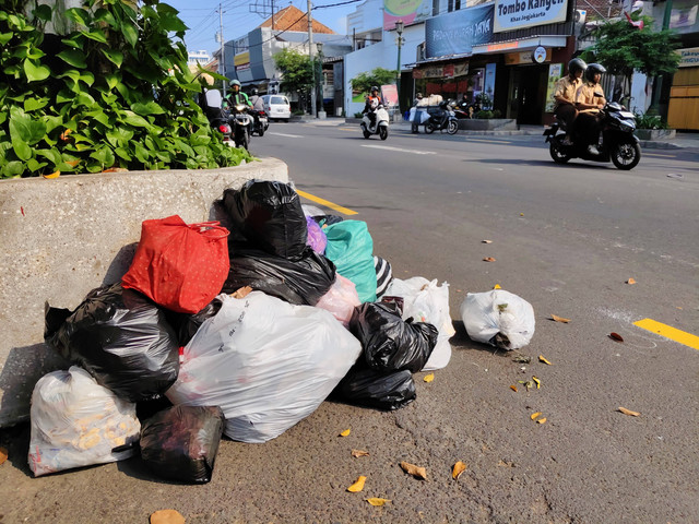 Titik sampah di trotoar Jalan KH Ahmad Dahlan, Kemantren Ngampilan, Kota Yogyakarta, Jumat (7/6). Foto: Arfiansyah Panji P/kumparan 