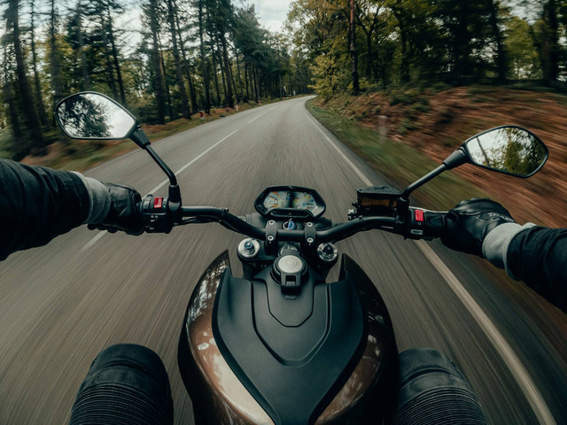 Ilustrasi mengendarai sepeda motor. Foto: Unsplash