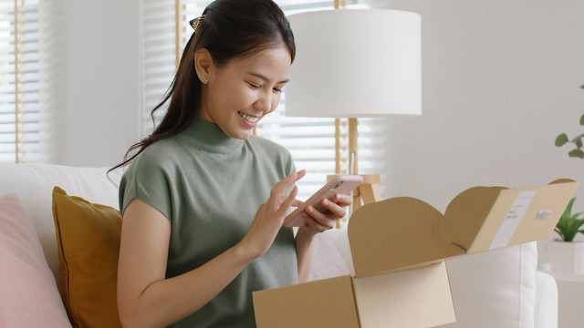 AI Lazzie, Cara Lazada Bangun Ekosistem Ekonomi Digital yang Penuh Inovasi. Foto: Chay_Tee/Shutterstock