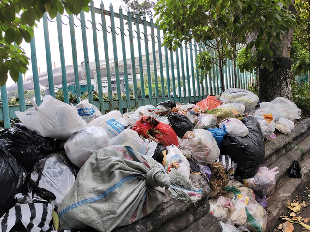 Tumpukan sampah di Jalan Kenari atau di samping Stadion Mandala Krida Yogyakarta, Jumat (7/6). Foto: Arfiansyah Panji P/kumparan