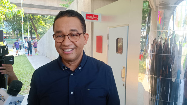 Anies Baswedan kunjungi Taman Literasi Blok M, Jumat (7/6). Foto: Thomas Bosco/kumparan