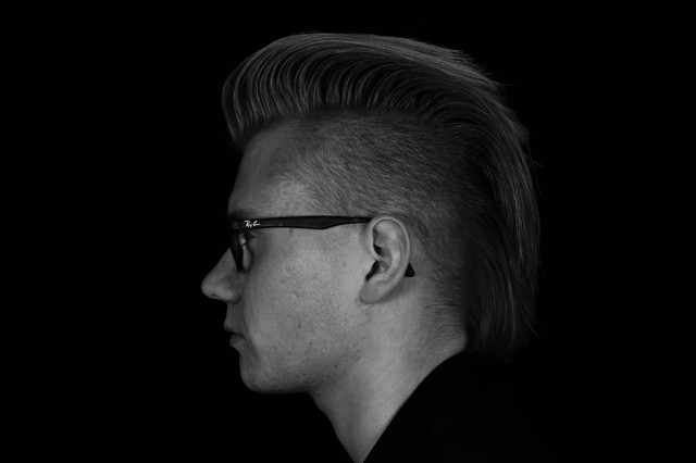 Ilustrasi untuk Cara Meluruskan Rambut Pria. Sumber: Unsplash/Hannes Wolf