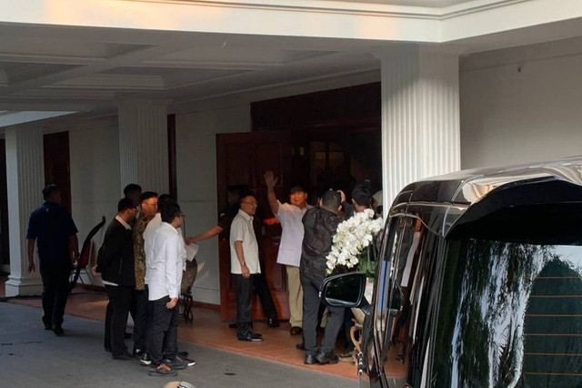 Paslon cagub cawagub Jatim Khofifah dan Emil Dardak tiba di kediaman Ketum Gerindra Prabowo Subianto, Jumat (7/6/2024). Foto: Paulina Herasmaranindar/kumparan