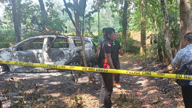 Mobil bewarna putih yang jadi sasaran amuk massa main hakim sendiri di Kabupaten Pati, Jawa Tengah, Jumat (7/6/2024). Foto: Dok. Istimewa