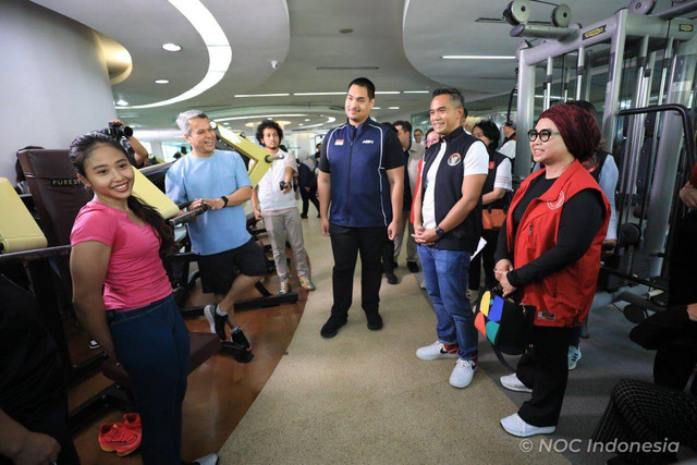 CdM Olimpiade 2024, Anindya Bakrie, (kedua dari kiri) memantau kesiapan atlet senam bersama Menpora Dito Ariotedjo (ketiga dari kiri). Foto: NOC Indonesia