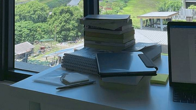 Foto tumpukan buku-buku dan laptop diatas meja (Sumber: Dokumen Pribadi).
