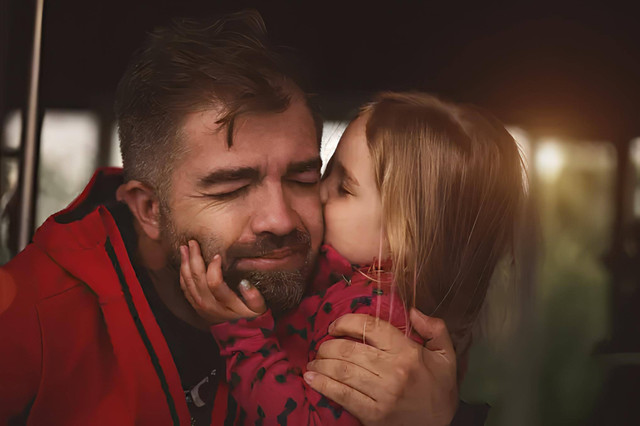 Ayah yang sedang memeluk anak. (Foto: Istockphoto)