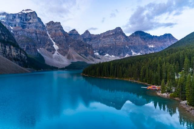 Danau Moraine. Foto hanya ilustrasi, bukan tempat sebenarnya. Sumber: Unsplash/Chris Czermak