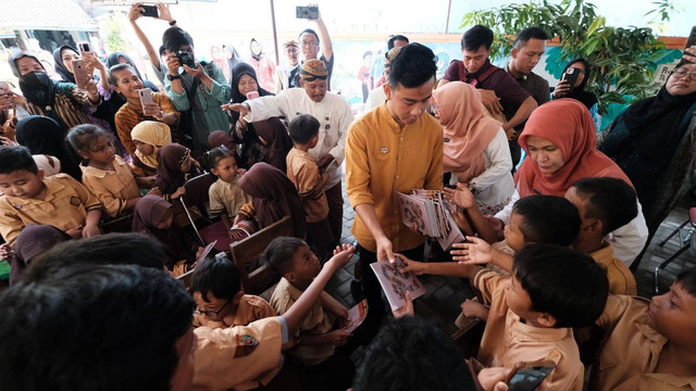 Gibran saat membagikan buku bergambar Jan Ethes di SDN Gurawan Solo pada 7 Desember 2023. Foto: Dok. Istimewa
