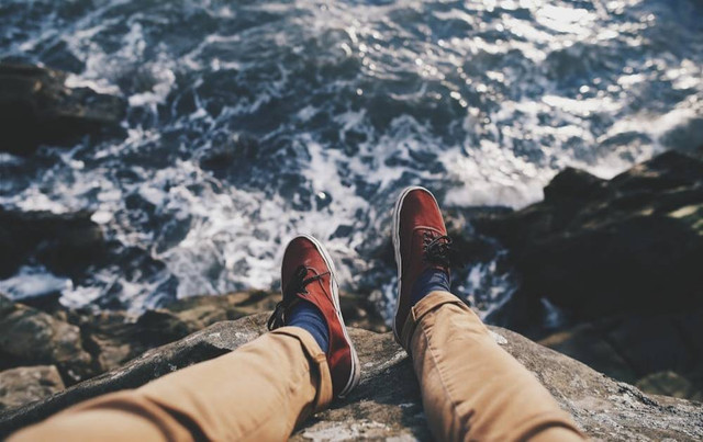 Ilustrasi Celana Coklat Cocok dengan Baju Warna Apa Pria.  Sumber Unsplash/Jonathan Pendleton