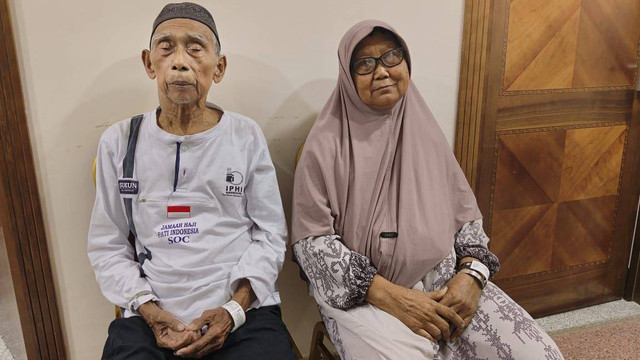 Wagini dan istrinya, Supeni, naik haji dari nabung bertani dan jualan kerupuk. Foto: Dok MCH 2024