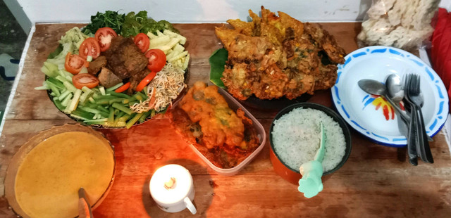 Pecel Lele Enak di Bandung. Foto hanya ilustrasi, bukan gambar sebenarnya. Sumber foto: Unplash/Inna Safa