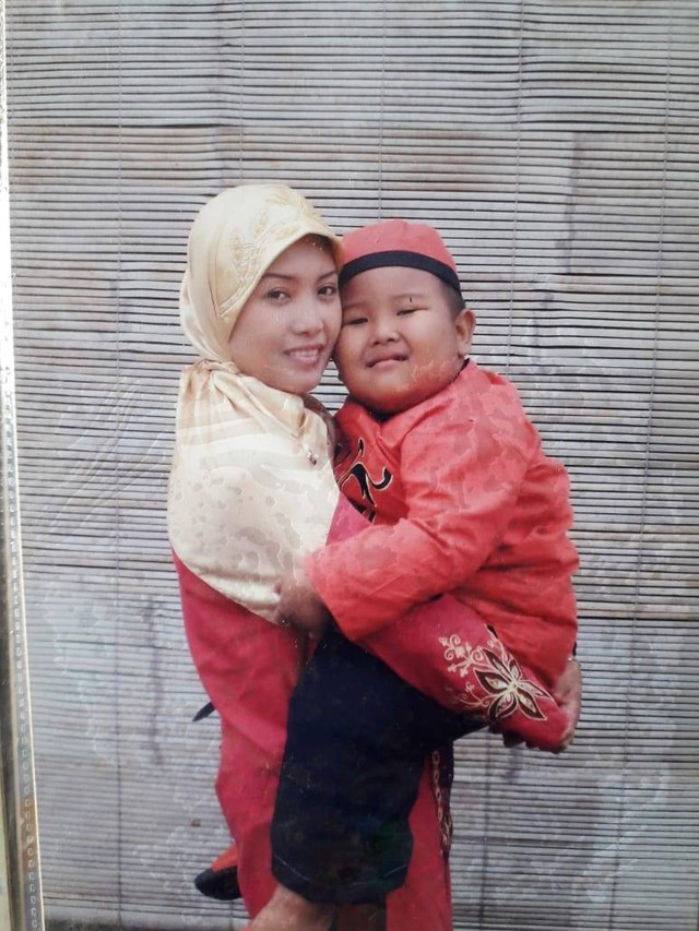 Ibu sedang menggendong Anaknya. (Foto:Ahmad Rizky Pratama )