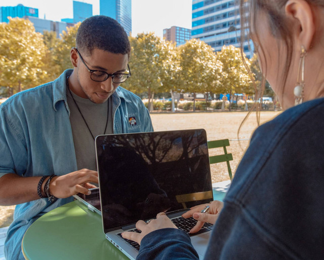 Ilustrasi cara kontrol minecraft di laptop. Sumber: eliott reyna/unsplash