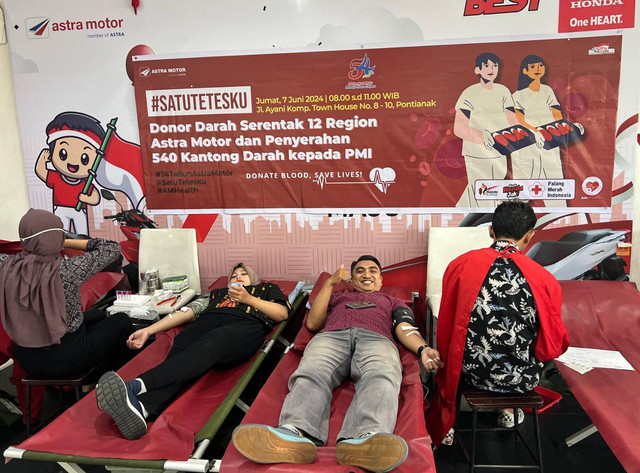 Astra Motor Kalbar menggelar kegiatan donor darah dalam rangka menyambut HUT ke-54 Astra Motor. Foto: Dok. Astra Motor Kalbar