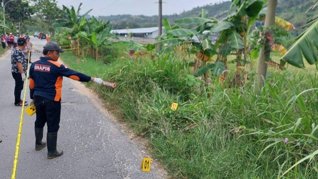 Polisi menggelar olah tempat kejadian perkara (TKP) perkelahian yang menyebabkan korban meninggal dunia di Jalan Raya Sukolilo - Prawoto, Desa Prawoto, Kecamatan Sukolilo, Kabupaten Pati. Foto: Dok. Istimewa