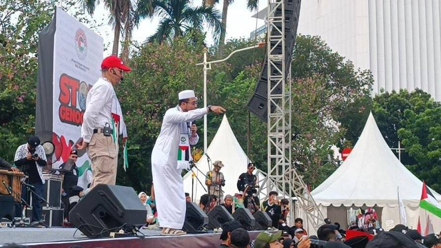Menantu Habib Rizieq, Habib Muhammad bin Husein Alatas, di aksi bela Palestina di Kawasan Patung Kuda Arjuna Wiwaha, Jakarta Pusat, sore ini, Minggu (9/6/2024). Foto: Zamachsyari/kumparan