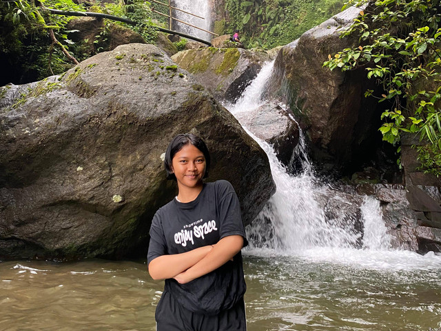 Nazwa bermain air di Curug Cidulang. (Foto by : Syifa Humairo)