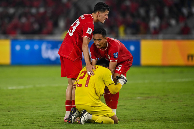 Pemain Timnas Indonesia Justin Hubner (kiri) dan Rizky Ridho Ramadhani (kanan) beri semangat Ernando Ari Sutaryadi (tengah) usai kemasukan gol saat melawan Tim nasional Irak, Kualifikasi Piala Dunia 2026 zona Asia, di SUGBK, Kamis (6/6/2024). Foto: Galih Pradipta/ANTARA FOTO