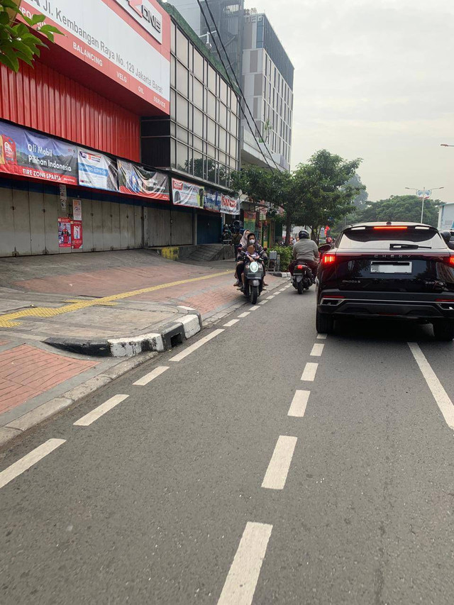 Pada gambar diatas, terlihat pengendara yang melawan arah tanpa menghiraukan keselamatan pengendara lainnya. (Eva Haryani dari Kembangan-Jakarta Barat, DKI Jakarta, Indonesia)