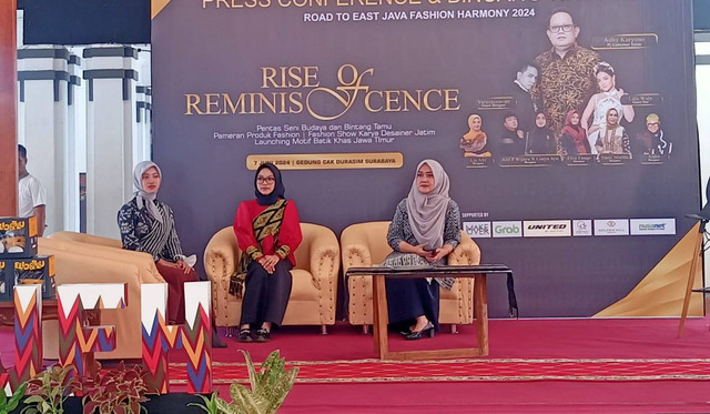 Verrinza (baju merah) dan Gladista (paling kiri), dua siswi SMK 8 Surabaya, yang terpilih tampil di ajang East Java Fashion Harmony 2024. Foto: Masruroh/Basra
