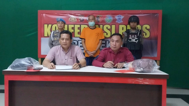 Kasat Reskrim Polres Sekadau, Iptu Kuswiyanto (kiri) dan Kanit Pidum Satreskrim Polres Sekadau, Aipda Nikolaus Kapriko (kanan) memberikan penjelasan kepada awak media saat konferensi pers di Mapolres Sekadau. Foto: Dina Mariana/Hi!Pontianak