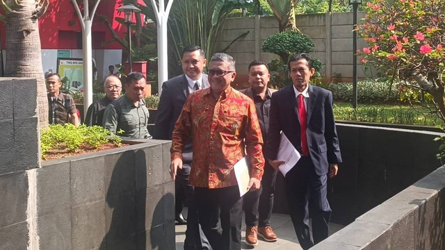 Sekjen PDIP Hasto Kristiyanto tiba untuk menjalani pemeriksaan di Gedung KPK, Jakarta, Senin (10/6/2024). Foto: Hedi/kumparan