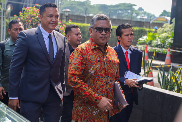 Sekjen PDIP Hasto Kristiyanto (tengah) tiba untuk menjalani pemeriksaan di Gedung KPK, Jakarta, Senin (10/6/2024). Foto: Iqbal Firdaus/kumparan