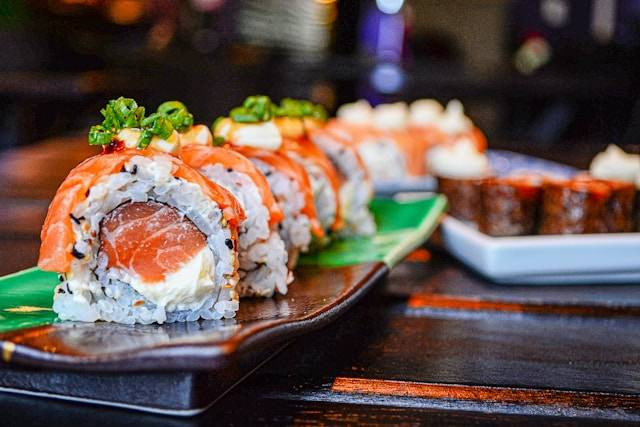 Tata Cara Makan di Sushi Tei. Foto hanya ilustrasi bukan tempat sebenarnya. Sumber foto: Unsplash.com/Vinicius Benedit