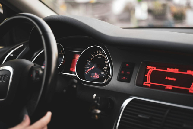 Ilustrasi cara hemat bensin mobil matic. Foto: Unsplash