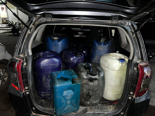 Polisi mengamankan barang bukti BBM bersubsidi. Foto: Dok. Polres Sekadau
