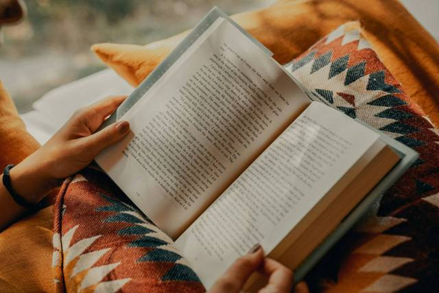 Ilustrasi buku. Foto: Unsplash.
