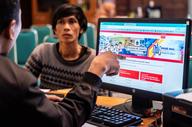 Petugas membantu orang tua murid melakukan pengecekan status pendaftaran Penerimaan Peserta Didik Baru (PPDB) di Posko Pelayanan PPDB, Jakarta, Senin (10/6/2024). Foto: Bayu Pratama S/ANTARA FOTO