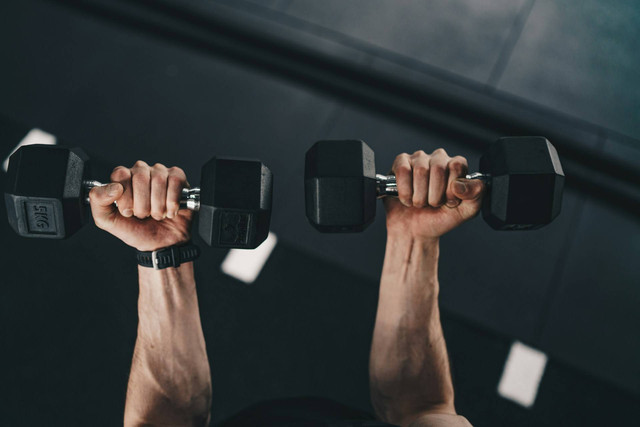 Ilustrasi untuk Cara Membesarkan Otot Bisep di Gym. Sumber: Unsplash/Ambitious Studio Rick Barrett