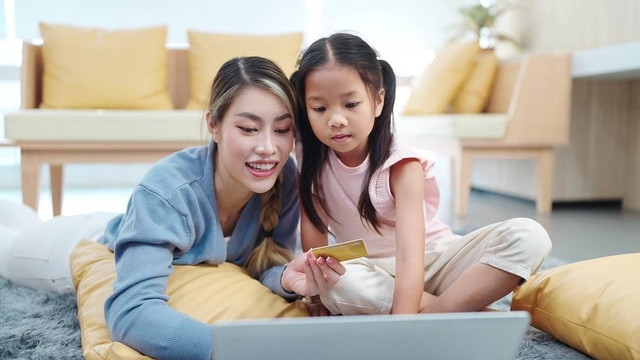 Ilustrasi mengajarkan finansial kepada anak. Foto: M Stocker/Shutterstock