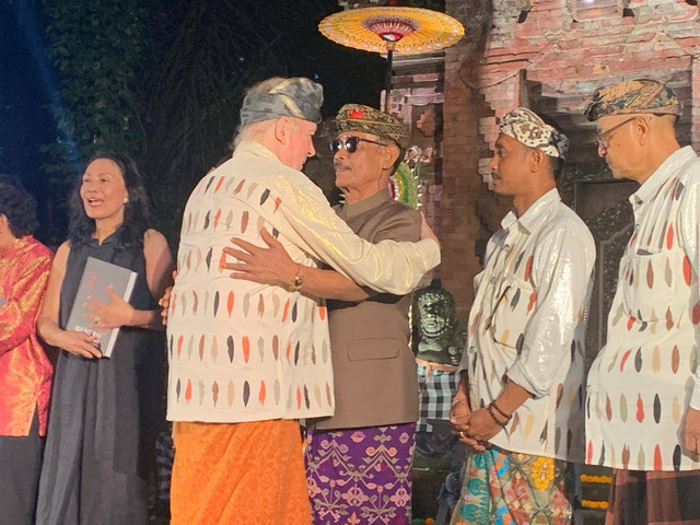 Agung Rai (berkaca mata hitam) bersama penulis buku Jean Couetau saat peluncuran buku - RFH
