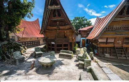 Potret Huta Siallagan yang dimana terdapat Batu Persidangan untuk mengeksekusi terdakwa.Foto : Shutterstock.
