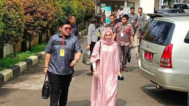Yasmine Ow saat Tiba di Pengadilan Agama Cibinong. Foto: Aprilandika Pratama/kumparan