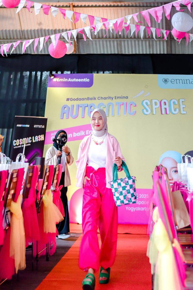Mahasiswa Biologi UAD menjadi beauty advocate di Emina Beauty Jogja (Dok. Istimewa)