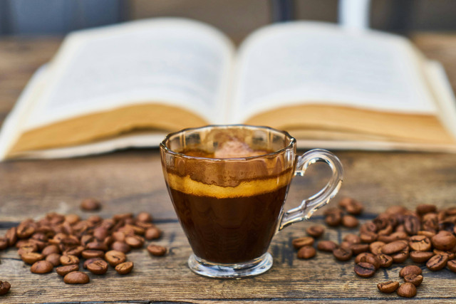 Sedjenak Mie & Kopi. Foto hanya ilustrasi, bukan tempat sebenarnya. Sumber: Pexels/Enginakyurt